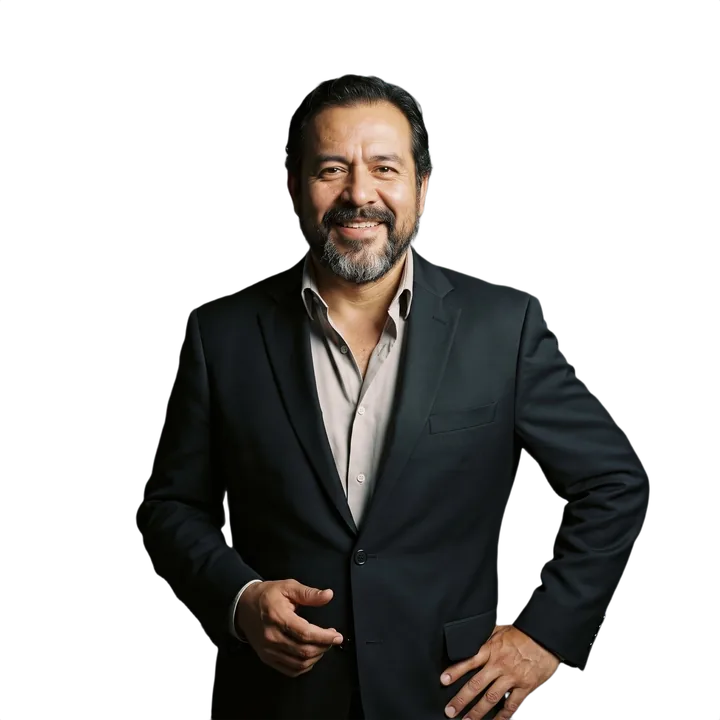 Lic. Fernando Echeverría sonriendo, con una mano en la cintura